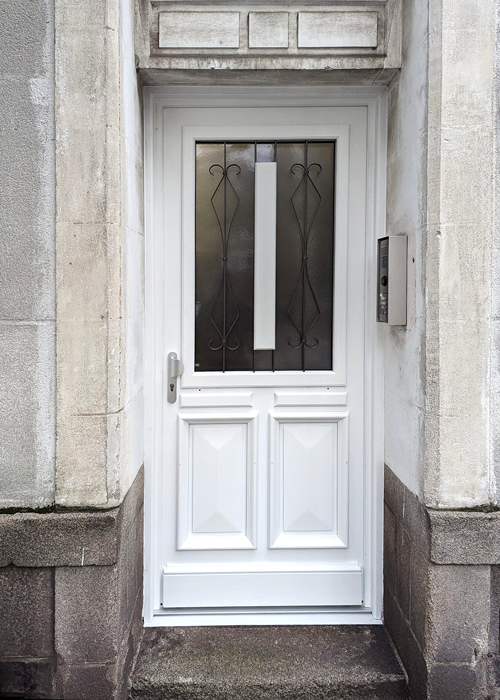 menuiserie-petit87-menuiserie-exterieure-porte-d-entree-pcv-blanc